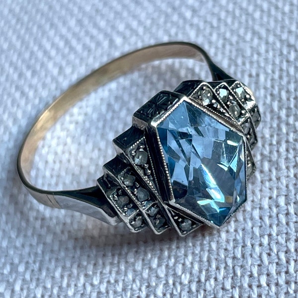 Een 19,2 karaats gouden en zilveren aquamarijn en diamanten Art Deco ring