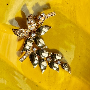 An 18 karat gold vintage diamond flower brooch