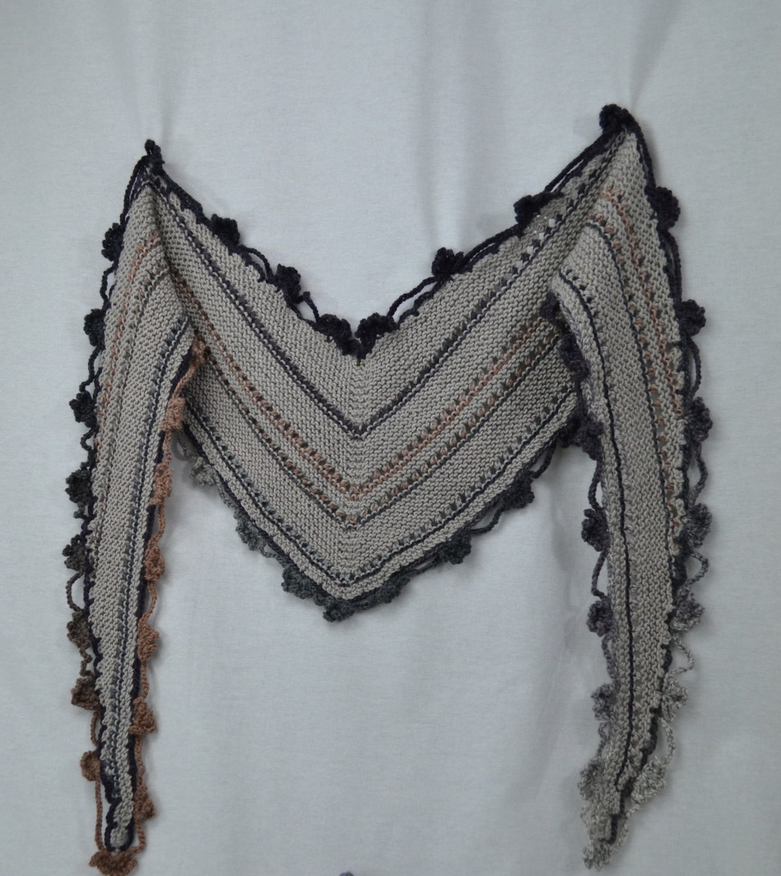 Small Vshaped shawl designed for a neckhandmade knit Warm Etsy