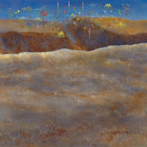 Puede incluir: Una pintura de un campo con un cielo azul y una línea de flores en la distancia. El campo es de un color marrón y gris apagado, con un toque de verde en la distancia.