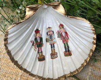 Nutcracker Scallop Shell Ring Dish, Festive Christmas Trinket Dish with Nutcracker Pattern