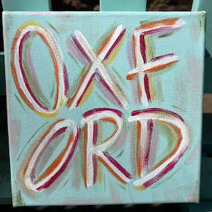 Peut inclure: Une peinture sur toile carr&eacute;e pr&eacute;sentant le mot OXFORD peint en blanc avec des contours superpos&eacute;s orange, rose et jaune. Le fond est d'une couleur vert menthe clair avec des coups de pinceau subtils et doux sur toute la surface.