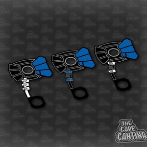 以下が含まれることがあります： グレーと白のディテールが付いた黒と青の金属製ロボットアームが3つ。アームは一列に並んでおり、左端のアームは左に少し傾き、右端のアームは右に少し傾いています。