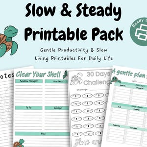 Könnte beinhalten: Ein druckbares Paket mit dem Text "Slow & Steady Printable Pack" und dem Slogan "Gentle Productivity & Slow Living Printables For Daily Life". Das Paket enthält mehrere druckbare Seiten mit Schildkrötenillustrationen, darunter eine "30 Days Challenge" und ein "gentle plan for today".
