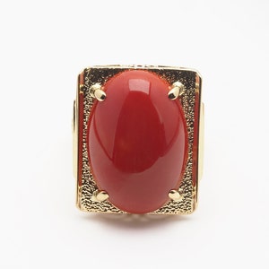 Anillo de coral rojo japonés natural sin teñir en oro de 18 quilates con informe de identificación. Óvalo de color sangre de buey, 19 x 13 mm, talla 6. Joyería de coral genuino.