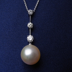 Collana con ciondolo in perle dei mari del sud e diamanti gialli naturali in platino 900/850, 17"/45 cm, con scheda di classificazione dei diamanti