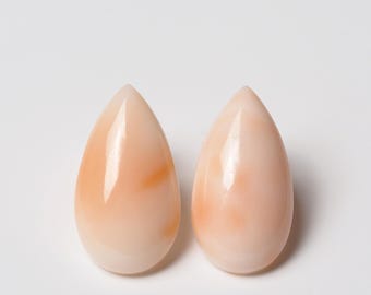 Örhängen i 18K massivt guld med ofärgad naturlig korall, 19 x 11 mm droppformad cabochon i ängelhudsfärg, äkta korallsmycken