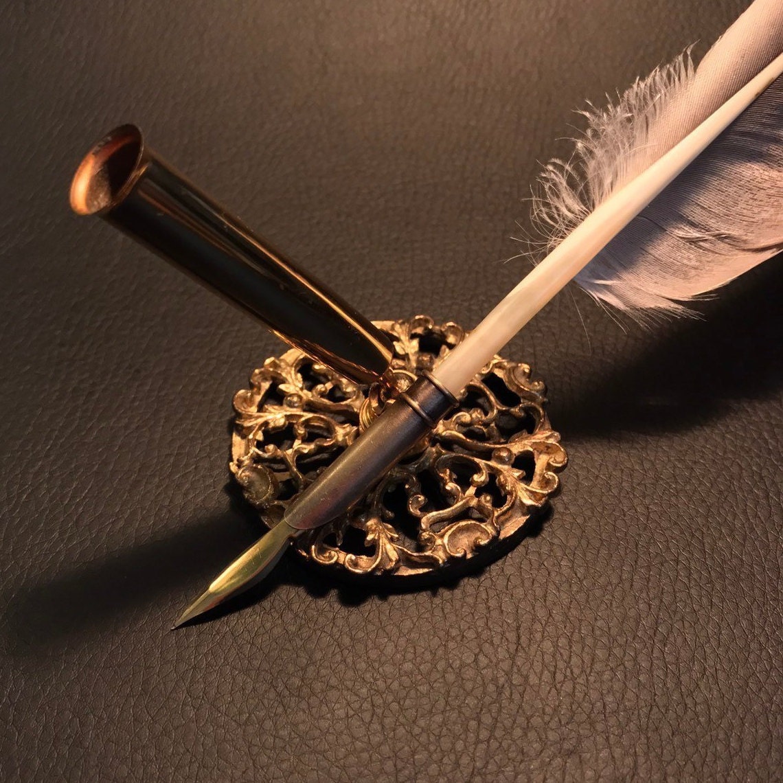 Plume Dip Pen & Round Inkwell - Product