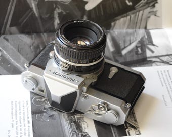 Nikon Nikomat FTN シルバー 35 mm フィルム一眼レフカメラ（ケース