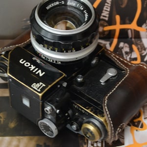 Halve leren tas voor Nikon F-camera met handgreep