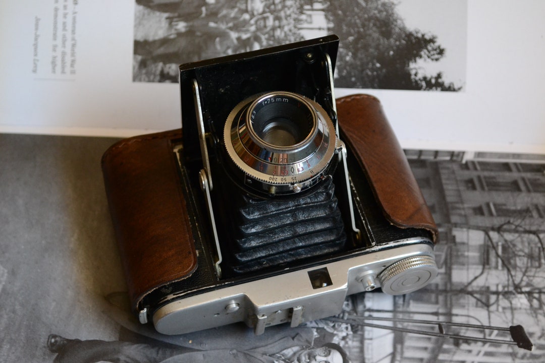 スーパーセミイコンタ(ツァイスイコン社} 純正革製カメラケース有り