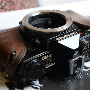 Mezza custodia in pelle per fotocamere Olympus serie OM