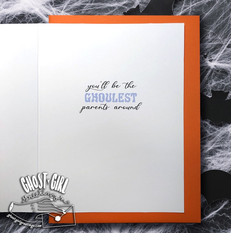 Puede incluir: Una tarjeta blanca con un borde naranja. La tarjeta tiene el texto "you'll be the GHOULEST parents around" escrito en negro con la palabra "GHOULEST" en morado.
