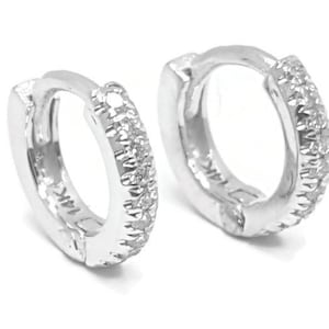 Brinco de argola articulado huggie de ouro 14k com diamantes Pave, tamanho extra pequeno, 9 mm de diâmetro externo x 6 mm de diâmetro interno (piercings de cartilagem, hélice e trago)