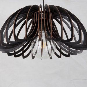 Suspension géométrique en bois : abat-jour fleur moderne