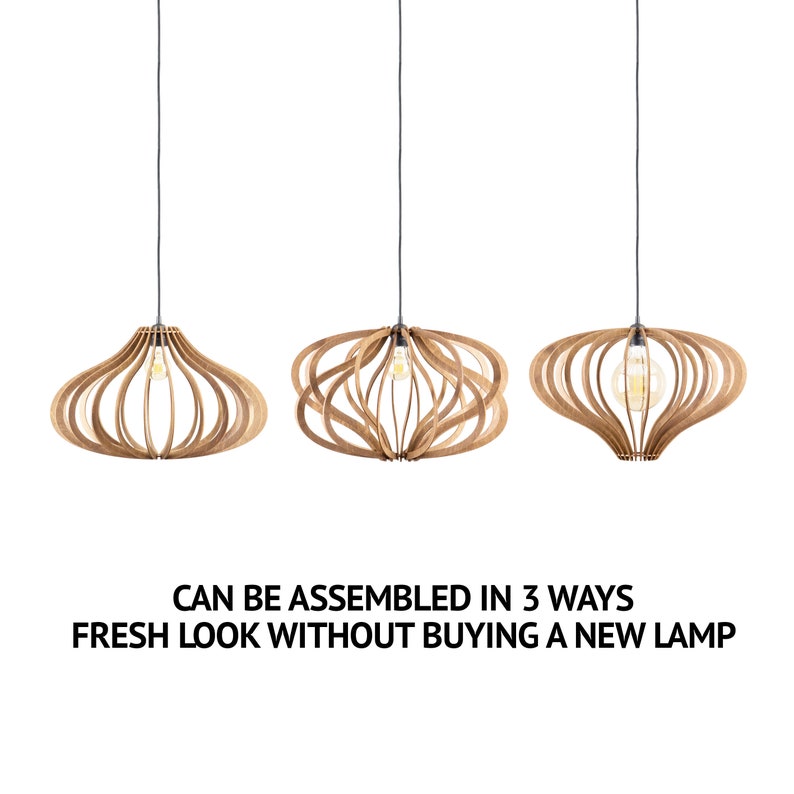 Op de afbeelding: Drie houten hanglampen met een geometrisch ontwerp. De lampen kunnen op drie verschillende manieren worden gemonteerd. "Kan op 3 manieren worden gemonteerd. Frisse look zonder een nieuwe lamp te kopen."