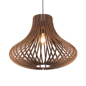 Op de afbeelding: Een houten hanglamp met een uniek, geometrisch ontwerp. De lamp is gemaakt van dunne, gebogen stroken hout die een tralie-achtig patroon creëren. De lamp hangt aan een zwart snoer.