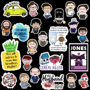 Op de afbeelding: Een verzameling stickers met cartoon illustraties en tekst. De stickers bevatten verschillende personages, zinnen als "Cereal Killer" en "The Husband Did It", en een gele auto. Het thema lijkt gerelateerd te zijn aan true crime.