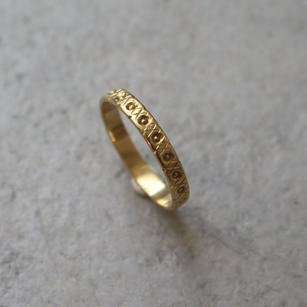 Simple 18k wedding ring for women