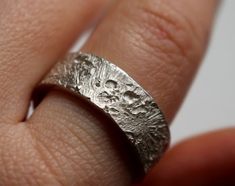 Large 18K white gold band with moon texture