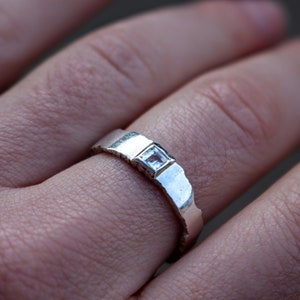 Unkonventioneller Design Ring mit blauem Topas