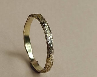 Gold wedding ring with a unique organic ring