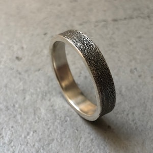 BAGUE POUR HOMMES TEXTURE, bague en argent recyclé, ensemble d'alliances, bague de fiançailles, bague, bague martelée noire, alliances rustiques hommes image 1