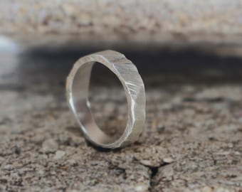 Strukturierter Silberring, perfektes Männergeschenk, organisches Design, handgeschmiedeter Ring