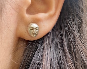 Single moon face earring made in sterling silver