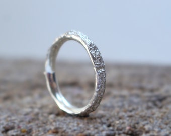Bague texturée argentée, cadeau parfait pour homme, design organique, bague forgée à la main