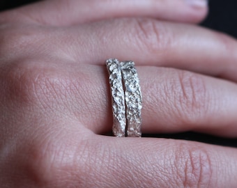 Bague texturée argentée, cadeau parfait pour homme, design organique, bague forgée à la main