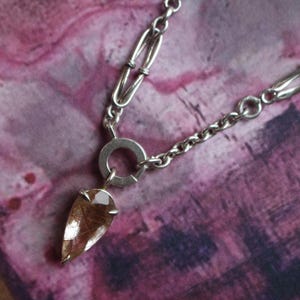 Collar único de cuarzo con cadena de plata.