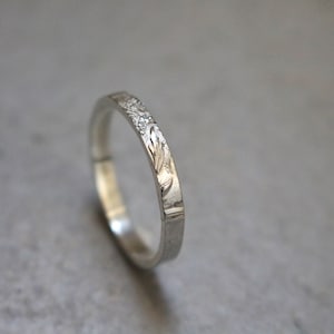 Aliança com textura de flor, Anel feminino em ouro branco