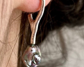 Asymetrical modern earrings with tahitian pearls