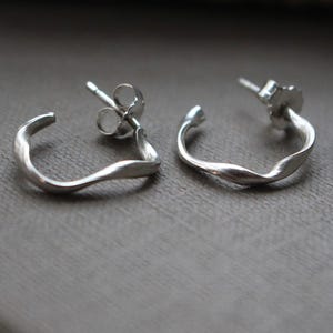 非対称スターリングシルバーフープイヤリング - ハンドメイド彫刻イヤリング - モダンアートジュエリー - 彼女へのギフト