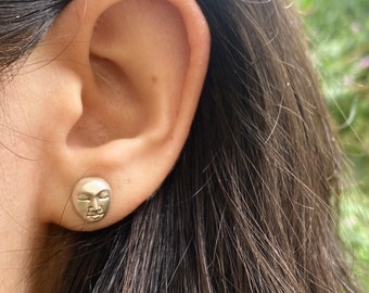 Small studs earrings with an oval moon face