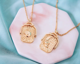 Collier double pendentif céleste à pendentif médaillon représentant le soleil et la lune, orné d'un cœur féerique et fantaisiste, inspiré des cartes de tarot.