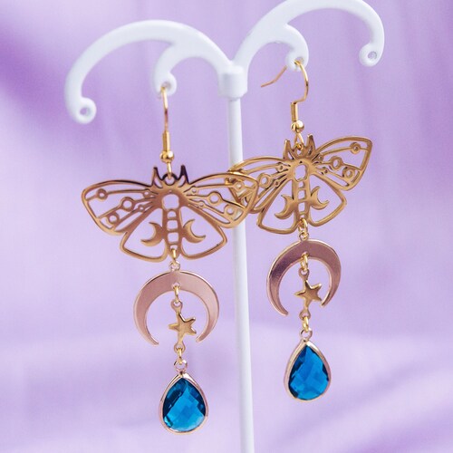 Papillon de nuit céleste rêveur avec lune et étoiles, noyau de fée, bijoux en cristal witchy vibes