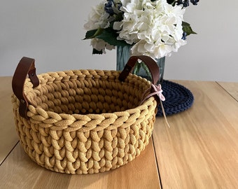 10" Handmade chunky crochet basket, Round crochet basket, Wood bottom basket, Leather handle basket, Made to order