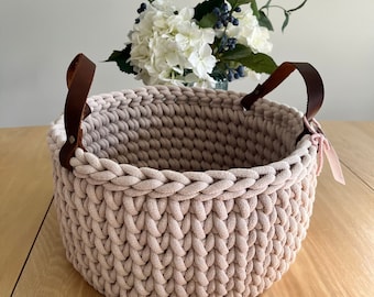 12" Handmade chunky crochet basket, Round crochet basket, Wood bottom basket, Leather handle basket, Made to order