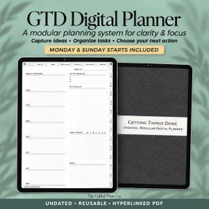 Peut inclure: Un planificateur numérique GTD affiché sur deux tablettes. Un écran montre une mise en page hebdomadaire avec des sections pour les priorités, les tâches et le suivi des habitudes. L'autre écran montre une couverture en cuir noir avec le texte Getting Things Done.