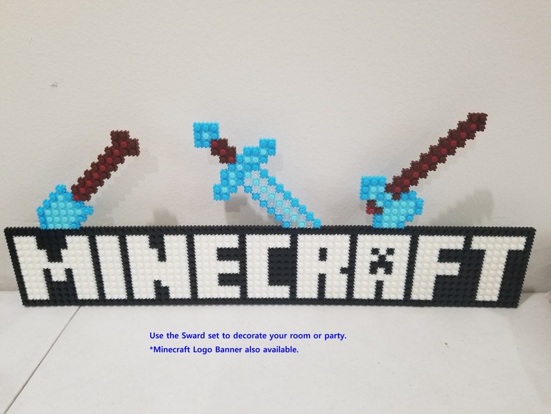 Puede incluir: Una pancarta de logotipo de Minecraft blanca con fondo negro. Tres espadas pixeladas azules y rojas se muestran sobre la pancarta. El texto "Utilice el conjunto de espadas para decorar su habitaci&oacute;n o fiesta." y "*Pancarta de logotipo de Minecraft tambi&eacute;n disponible." est&aacute;n escritos debajo de la pancarta.