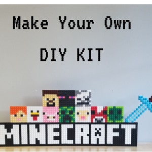 Puede incluir: Kit de arte de p&iacute;xeles Minecraft DIY para hacer tu propio con una variedad de personajes y una espada. El kit incluye una base en blanco y negro con la palabra "MINECRAFT" en letras blancas.