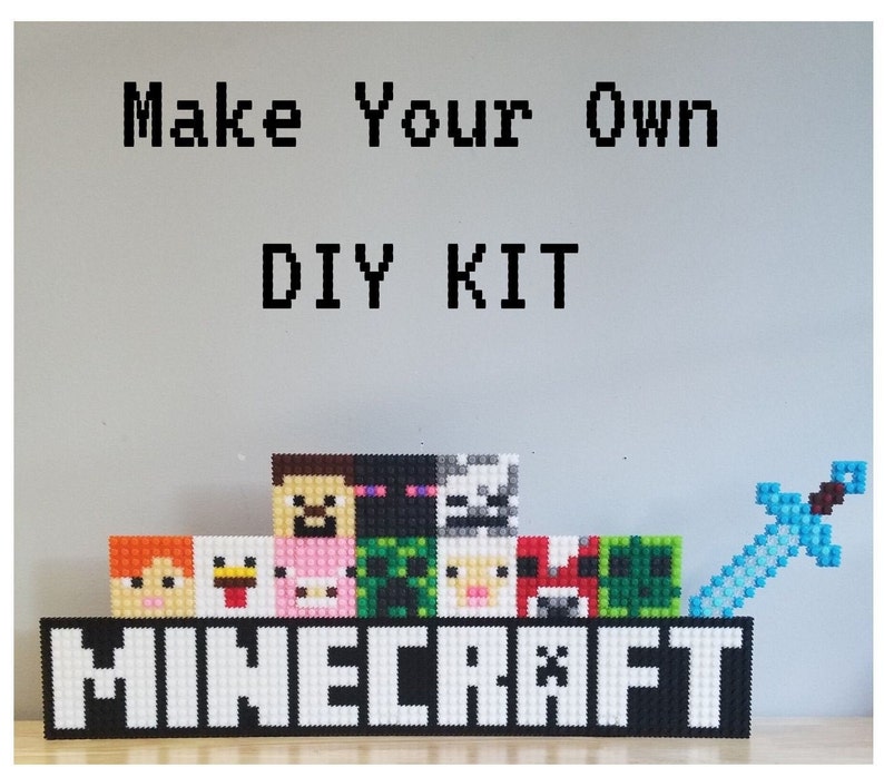 Puede incluir: Kit de arte de p&iacute;xeles Minecraft DIY para hacer tu propio con una variedad de personajes y una espada. El kit incluye una base en blanco y negro con la palabra "MINECRAFT" en letras blancas.