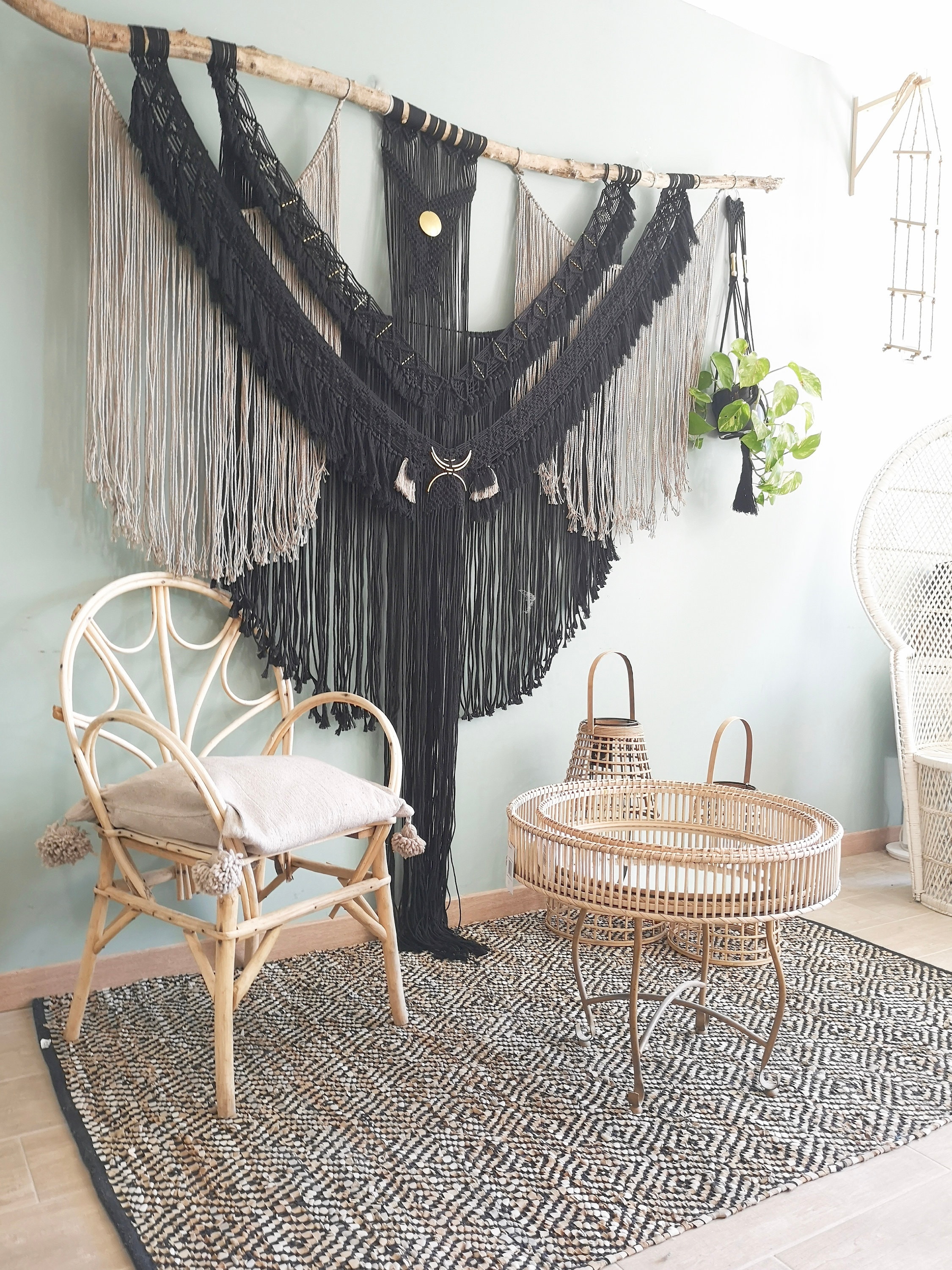 Grande Suspension Murale Ethnique Coton Noir et Lin Gris sur Bois Flotté