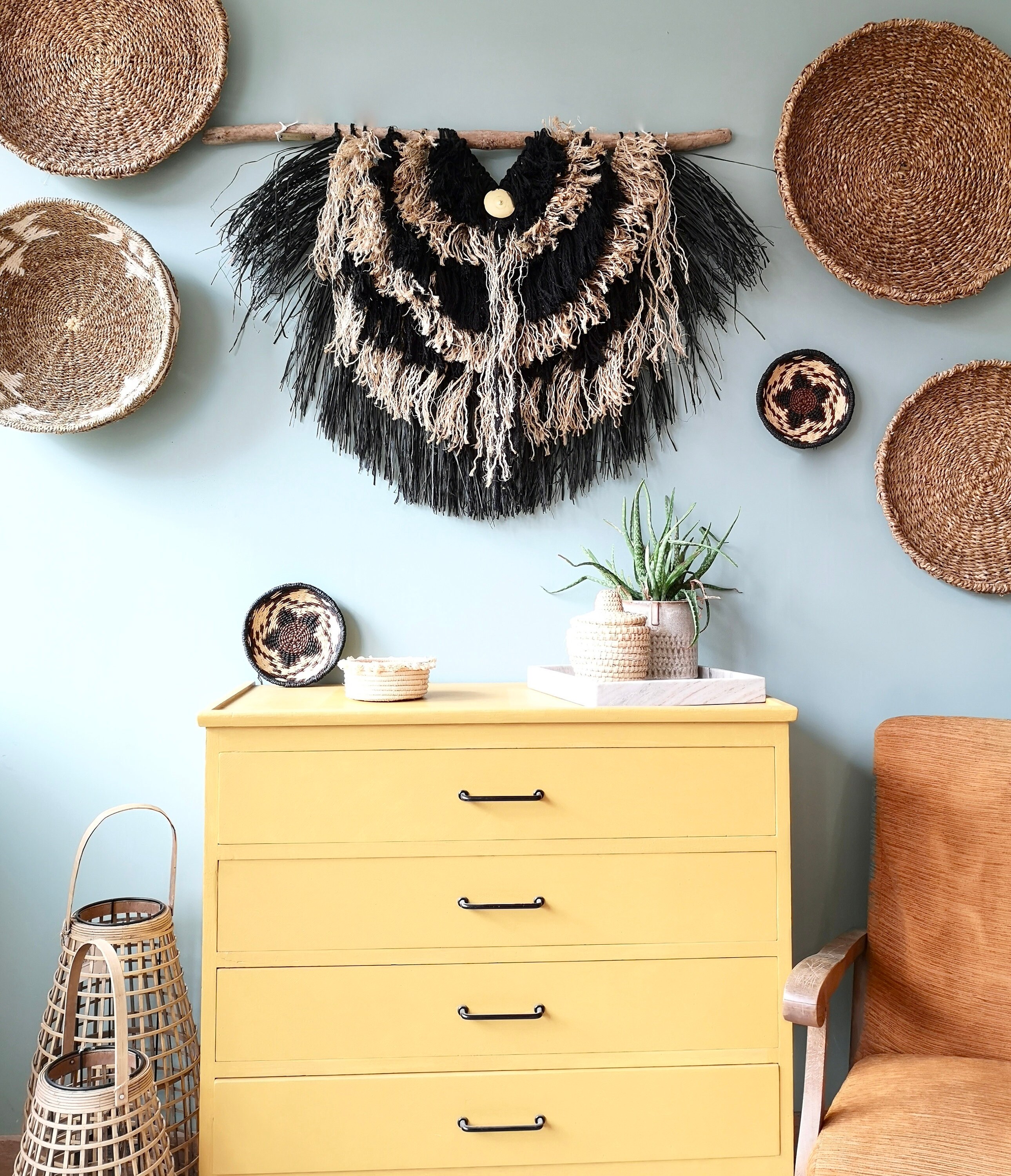 Décoration Murale Ethnique en Raphia Noir et Sisal