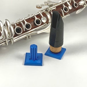 Clarinet mouthpiece display and drying stand Blue