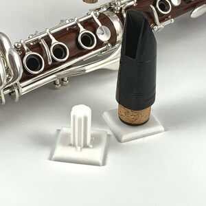 Clarinet mouthpiece display and drying stand White