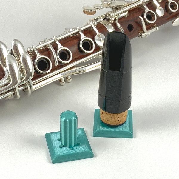 Clarinet mouthpiece display and drying stand