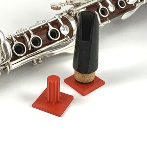 Clarinet mouthpiece display and drying stand Red